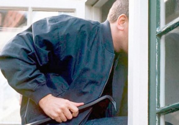 Copil de 14 ani, prins în flagrant când spărgea un apartament